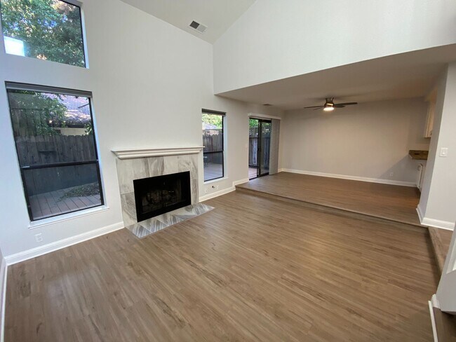 Building Photo - 2 Bed 2.5 Bath Townhouse W/ 2 Car Attached...