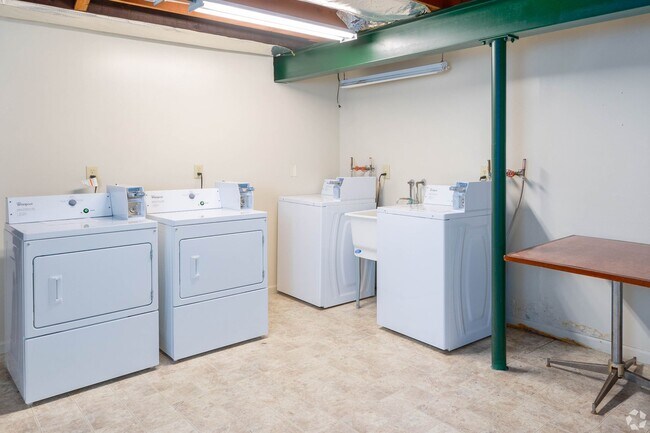 Foto del edificio - Lower 2 Bed/1 Bath Apartment Available!