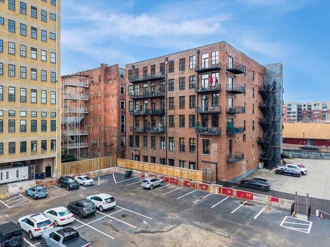 Foto del edificio - 220 W Jackson Ave