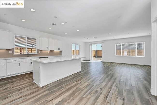 Building Photo - 354 Astilbe St