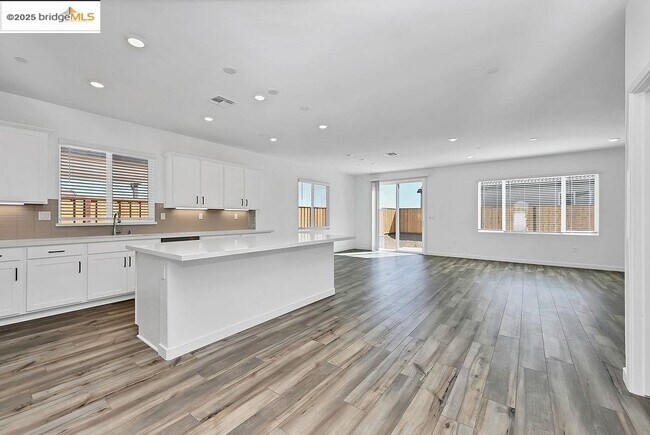 Foto del edificio - 354 Astilbe St