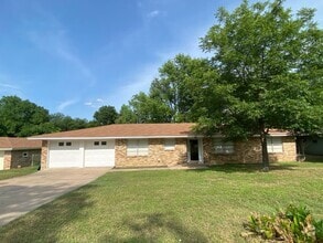 Building Photo - 807 Forest Dr