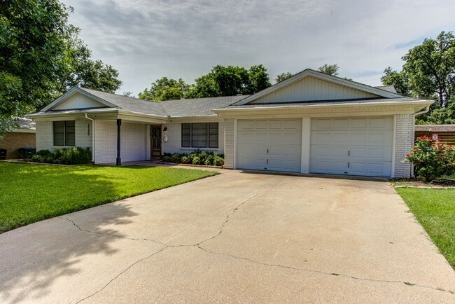Building Photo - Charming Ranch Style Home