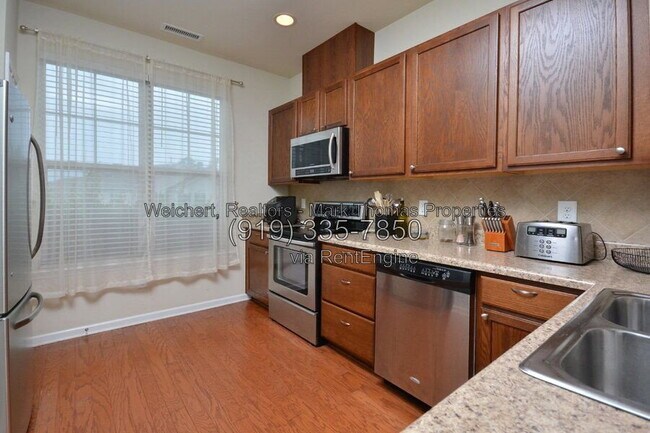 Foto del edificio - 100 Stratford Lakes Dr