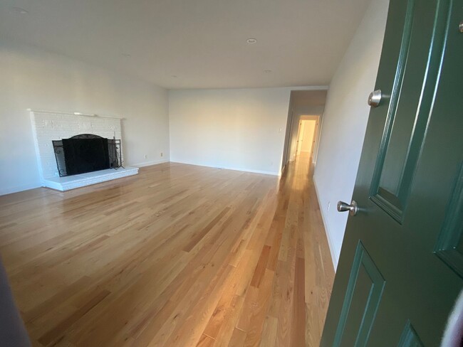 Foto del edificio - Lovely 3 BR House in Coveted Huntington Pa...