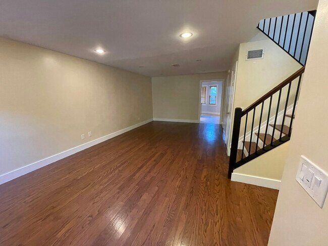 Foto del edificio - 877 Lenox Oaks Cir NE