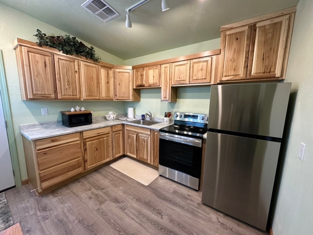 Large kitchen with brand new kitchen cabinets and appliances - 400 Main St