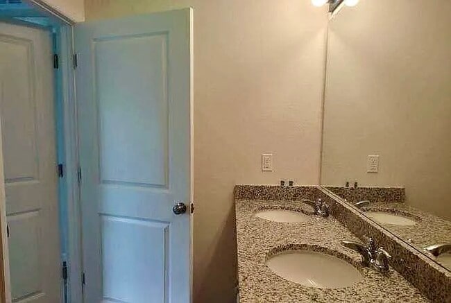 Building Photo - 6248 N Chestnut Terrace