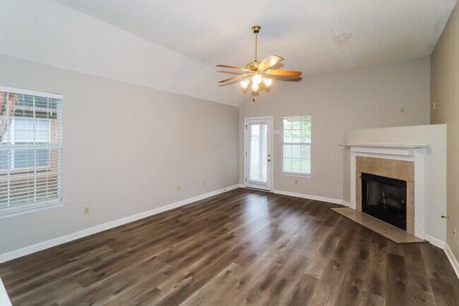 Foto del edificio - 5892 Alexandria Ln