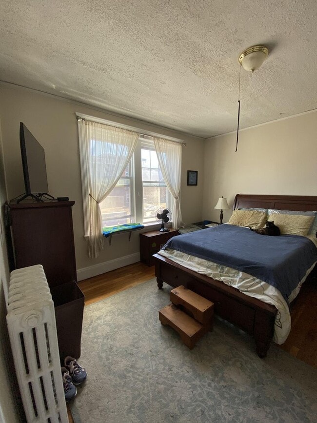 Building Photo - 2Br/1Bth in GREAT location! Heat/Hot Water included!