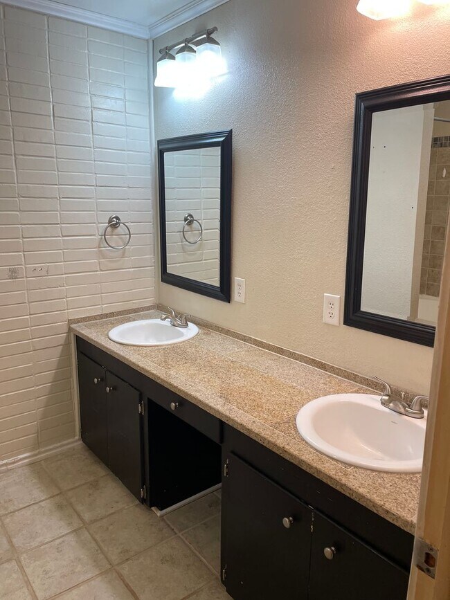 Foto del edificio - Mid-Century Modern! 3 bedroom, 2 bath, 2 car garage!