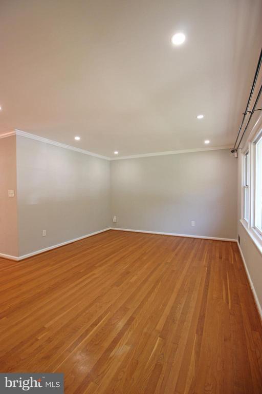 Building Photo - 102 Yeonas Dr SE