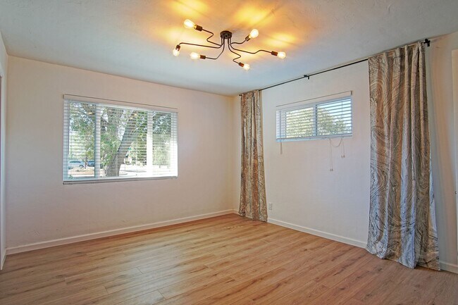 Foto del edificio - UPTOWN UPDATED 3/BD 2/BA 1/CG