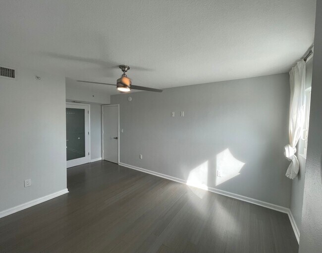 Building Photo - 7600 Collins Ave