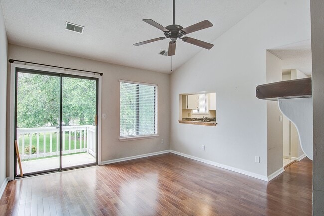Building Photo - Cozy 2 Bedroom 2 Bathroom Condo in Seagate Village!