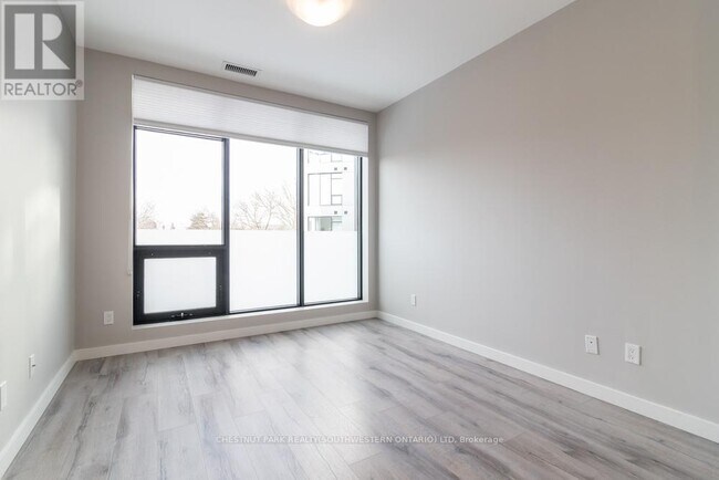 Building Photo - 690-690 King St W