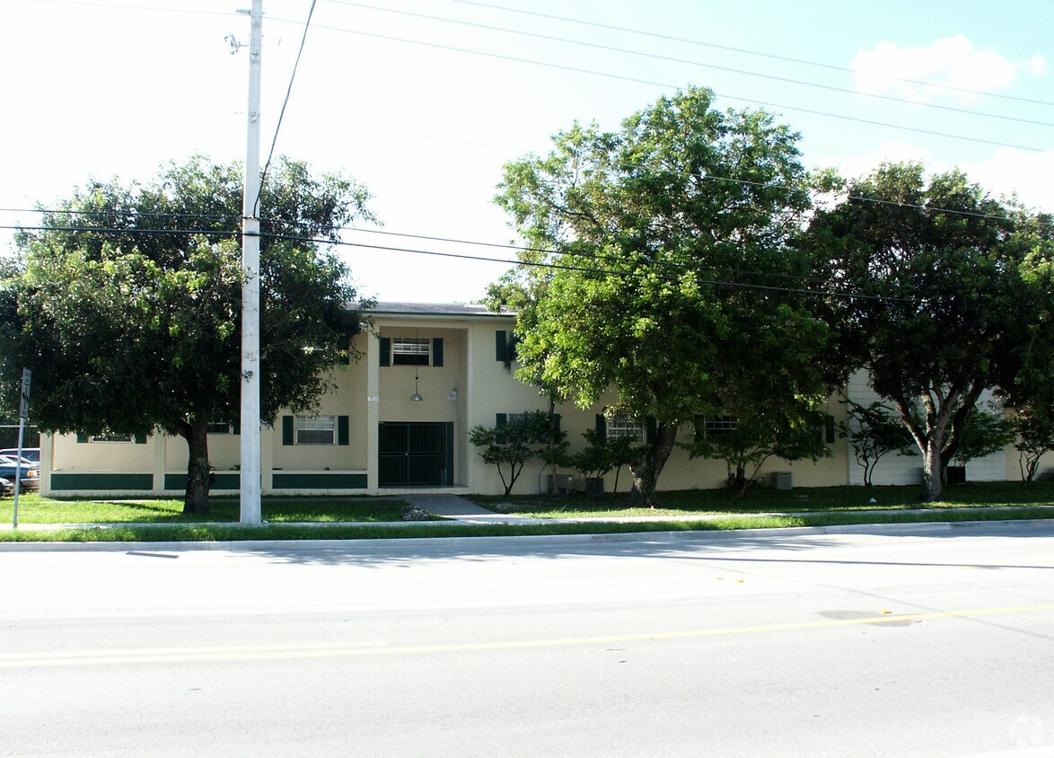 Primary Photo - Town & Country Apartments