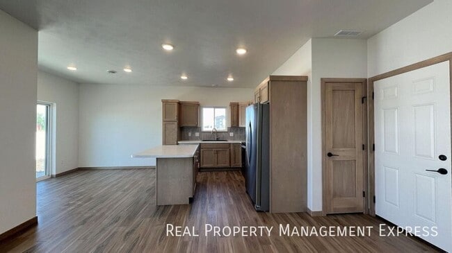 Building Photo - Free Yard Maintenance! 3 Bed 2.5 Bath Town...