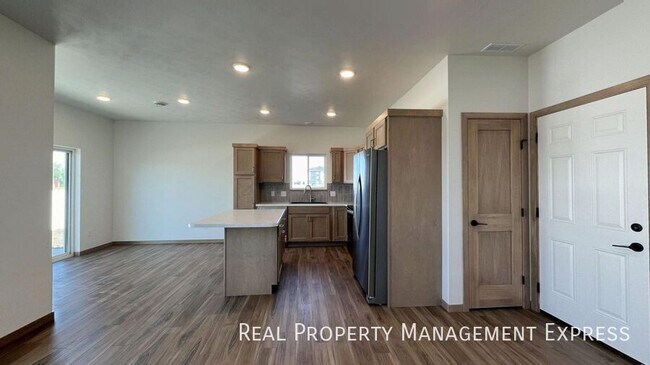 Foto del edificio - Modern 3 Bed 2.5 Bath Townhome Located in ...