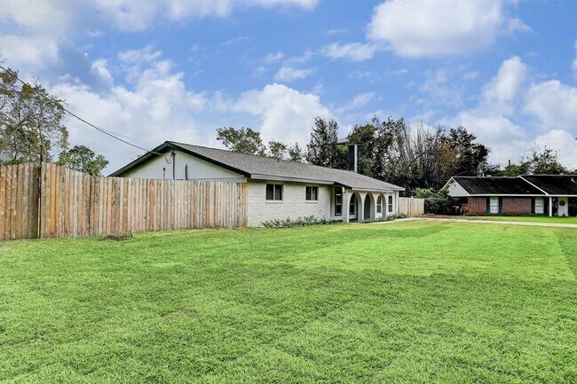 Building Photo - 707 Shirleen Dr