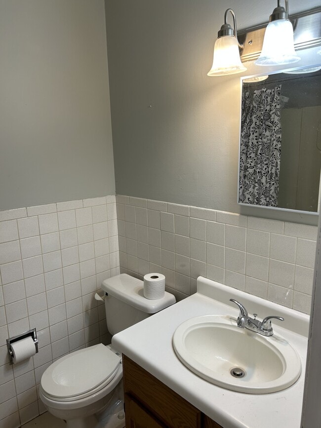 Building Photo - 206 Hickory Dr