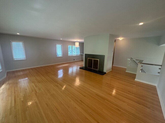 Foto del edificio - Luxury Living on Summit Ave! – Spacious 3B...