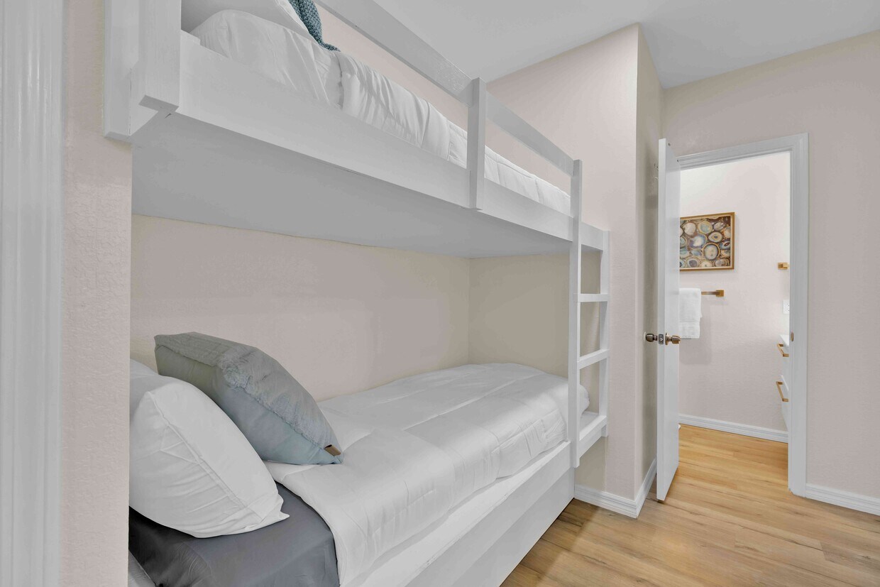 Bunk beds - 111 E Hibiscus St