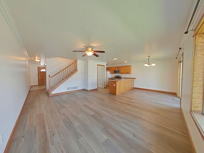 Building Photo - Beautiful 3 bedroom, 2 1/2 bathroom, townhouse with attached garage!