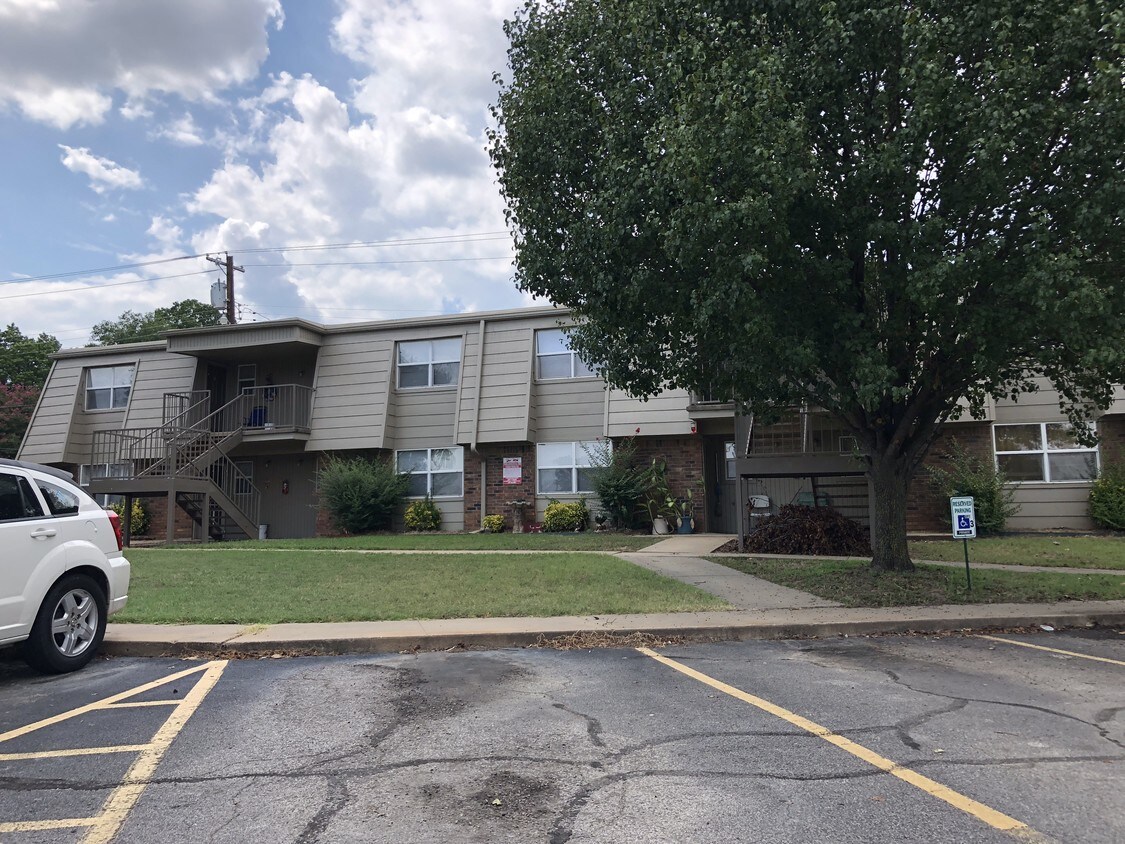 Foto principal - Oaklawn Apartments