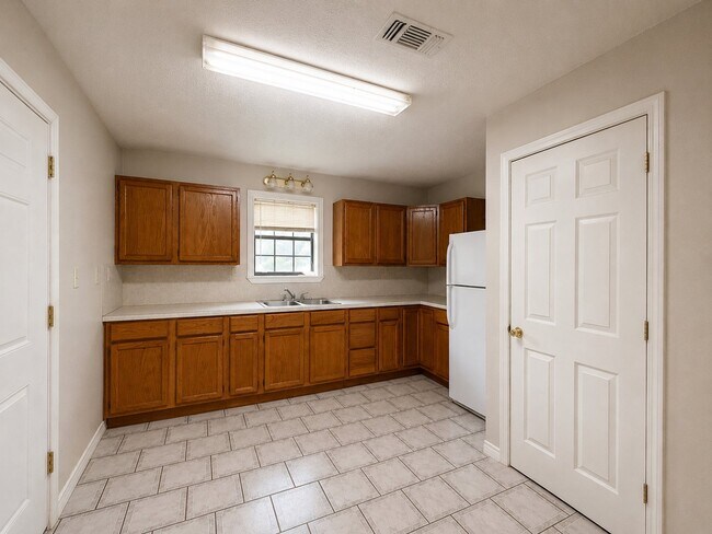 Foto del edificio - 712 Edgewood Cir