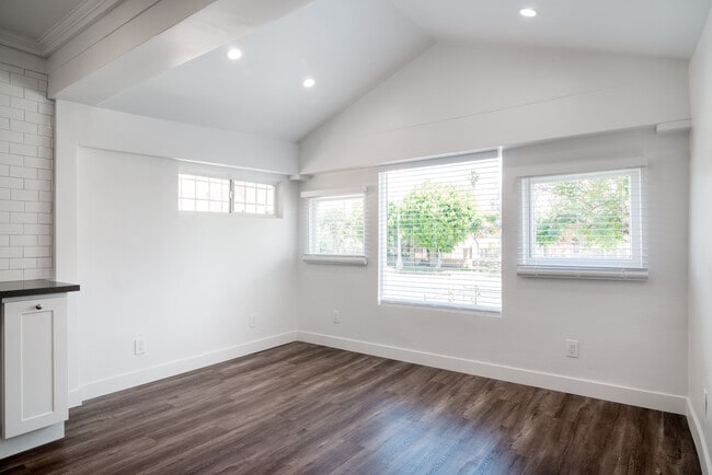 Building Photo - 1830 W Jefferson Blvd