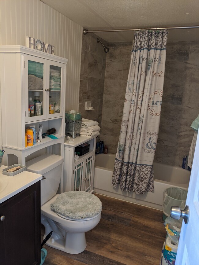 Baño Ducha grande y bañera. - 604 Havasu Ln