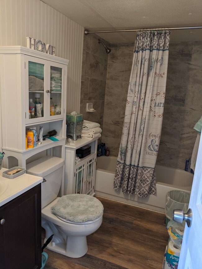 Bathroom Large shower and bathtub - 604 Havasu Ln