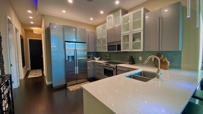 Building Photo - Luxury 2 Bedroom 2 Bathroom Condo Downtown -