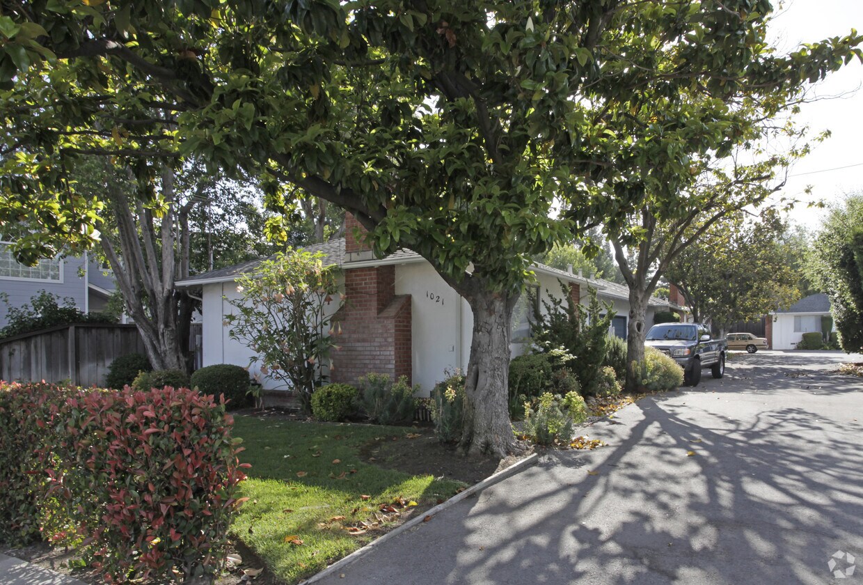 Building Photo - 1021 Woodside Rd
