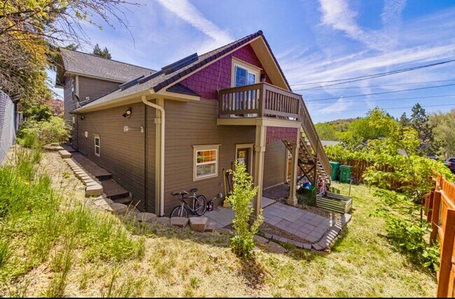 Building Photo - 3 Bdrm, 1.5 Bath Executive home with quest...