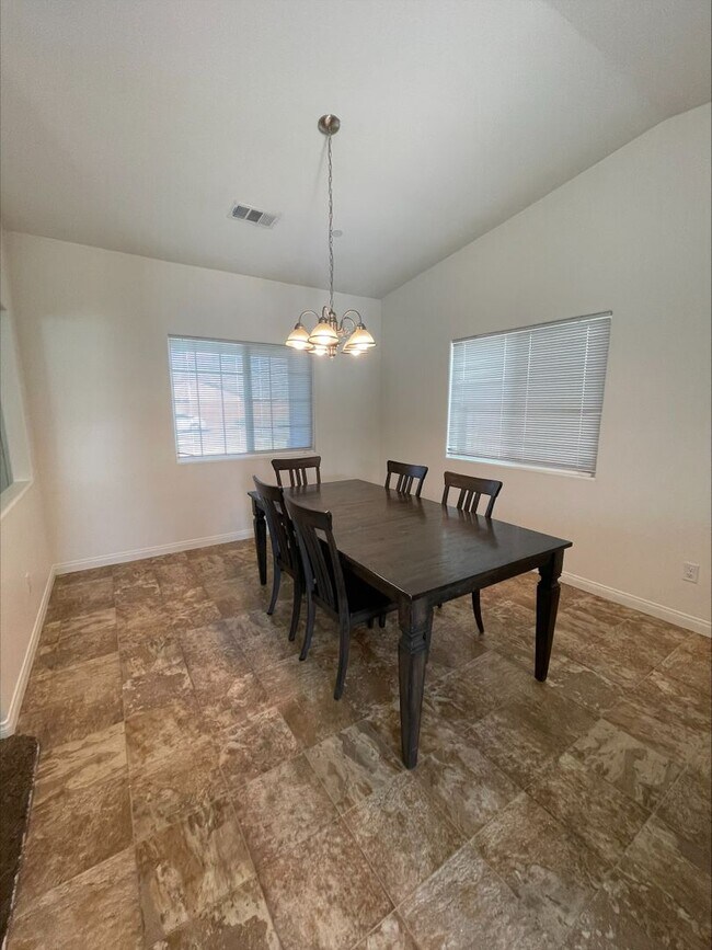 Foto del edificio - 3 Bed 2 Bath South Bakersfield Home