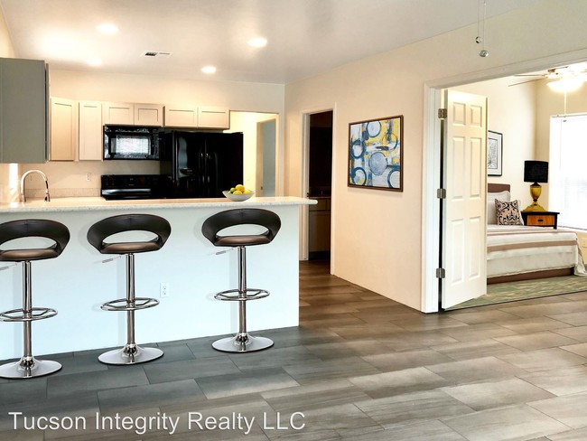 Building Photo - 8 br, 6 bath Room For Rent - 1121 E. 8th St.