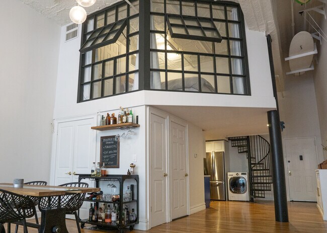 Foto de la sala de estar de estilo loft que indique que se adjunta, área de vestíbulo, y la entrada principal - 25 N Broadway