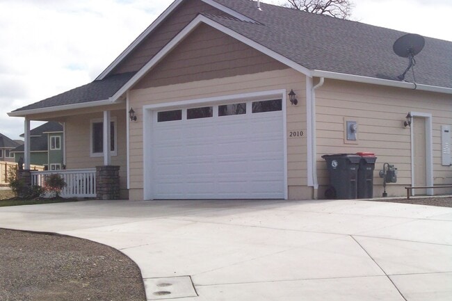 Building Photo - SINGLE LEVEL HOME IN CP/ ON QUIET CULDESAC