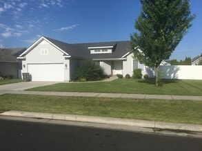 Building Photo - 8307 N Ainsworth Dr