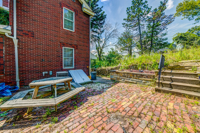 Building Photo - AVAILABLE AUGUST - Beautifully Brick Home ...