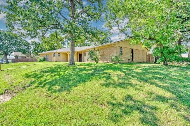 Building Photo - 1400 Merry Oaks Dr