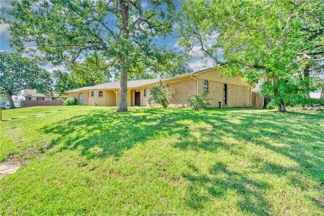 Foto del edificio - 1400 Merry Oaks Dr