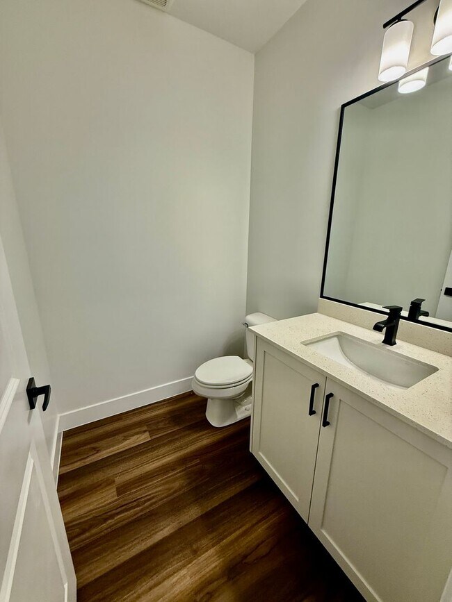 Foto del edificio - BRAND NEW Four Bedroom Townhome in Desert ...