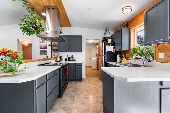 Foto del edificio - Updated Hayden Rancher on Large Fenced Lot with RV Parking & Fruit Trees