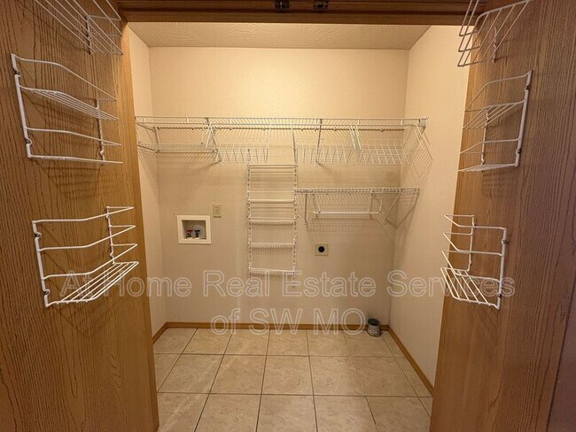 Foto del edificio - 1910 S Farm Rd 123