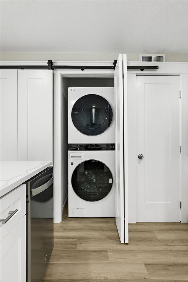 Foto del edificio - 2410 W Bruneau Pl