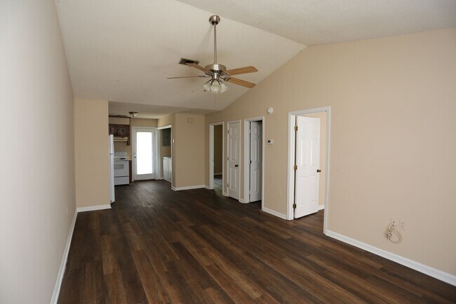 Building Photo - 2 Bedroom at Georgia Villa