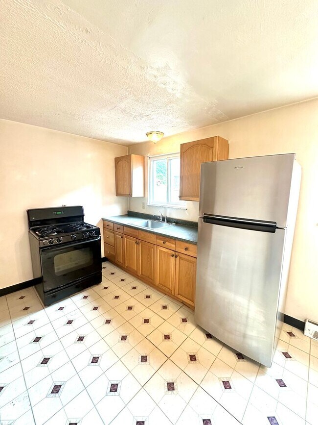 Foto del edificio - Well-Maintained 2 Bed, 1 Bath Townhome in West Mifflin - Central AC & Heat, Integral Garage - Ava...